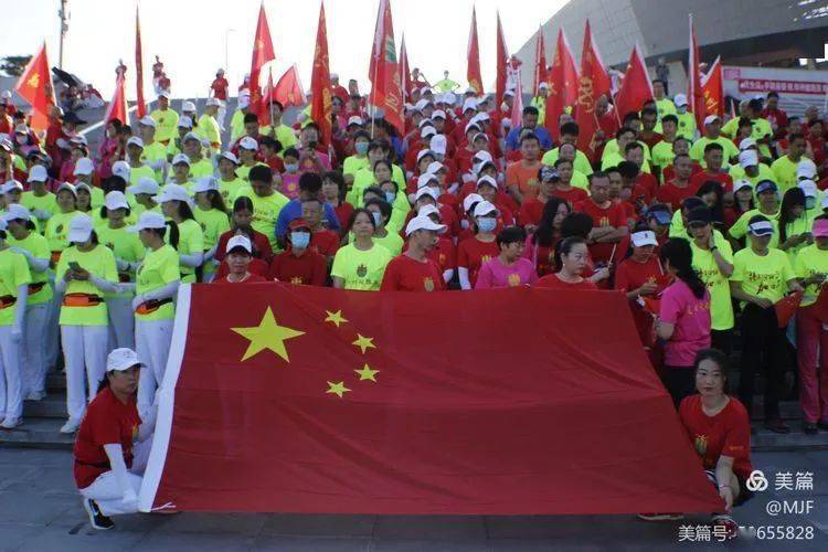 阅兵庆典下的温情，广东串串店老板豪掷6万请客，共庆祖国华诞