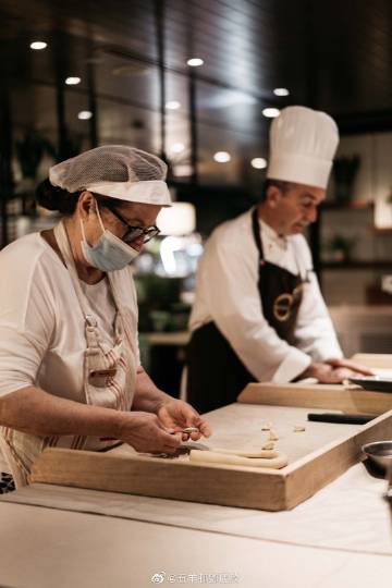 美食节目面面俱到：沉浸式体验带你走进美食宇宙，解决烹饪难题与情感连接