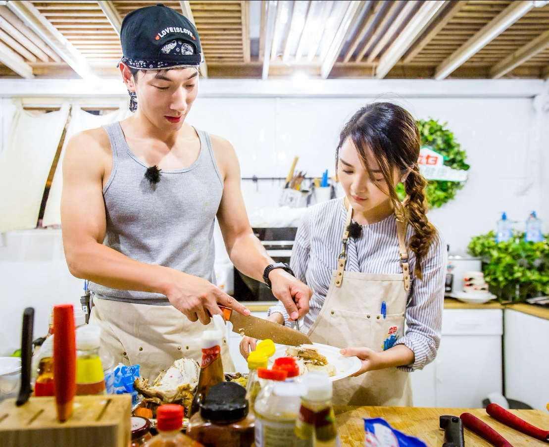 娱乐圈美食文女主很会做菜：治愈系美食与娱乐圈的完美融合，轻松俘获你的胃与心